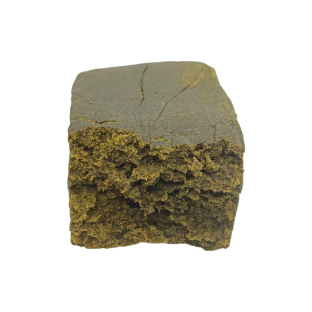 Hash de filtrado 3x CBD de textura resinosa y color marrón dorado sobre un fondo blanco neutro